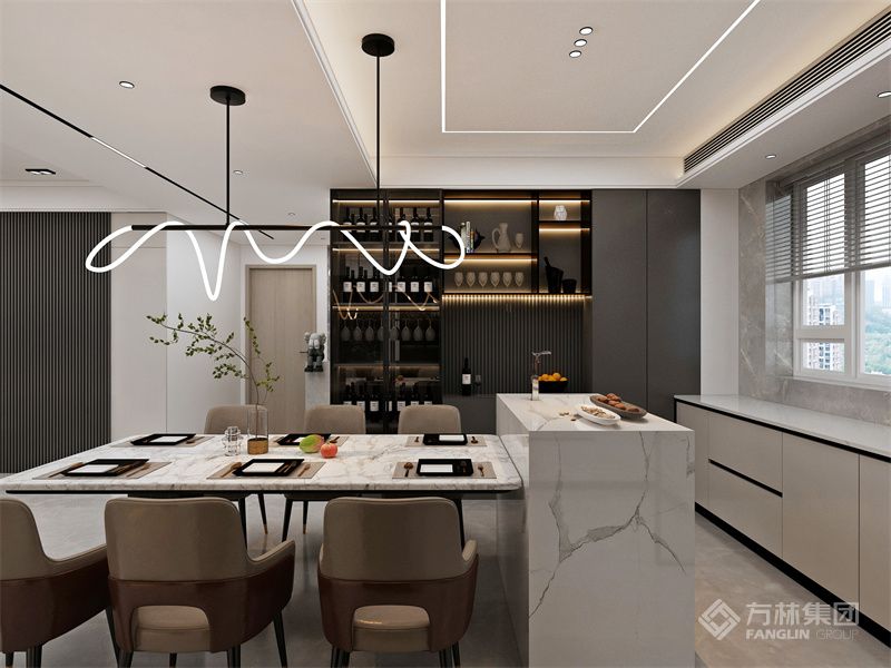 餐廳放置了一組四邊形餐桌，圓角設計美觀又安全，成為了一家人團聚盡興的樂享之地。