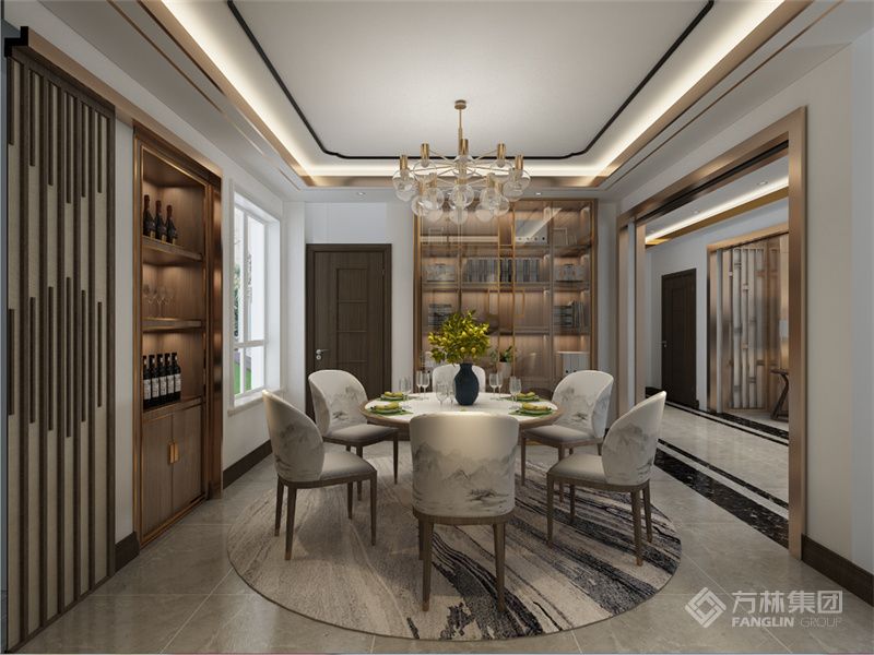 中式餐桌配合金屬質感吊頂，酒柜采用現代風格配合玻璃門制作。