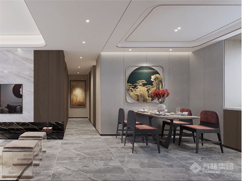 半開放式的廚房與客餐廳之間能夠產(chǎn)生良好的互動(dòng)。硬朗的大理石臺(tái)面與古雅的花尊茶盞相遇，為空間注入當(dāng)代與傳統(tǒng)兼容并蓄的文化情致。。